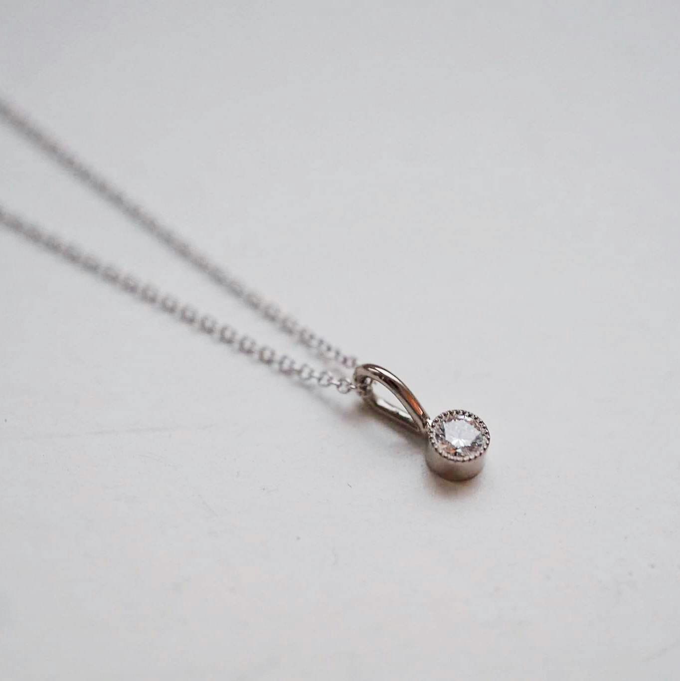 "Twinkle" pendant in white gold with a 0.15ct W/SI diamond