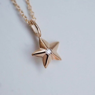 "Star" pendant in gold with a small diamond