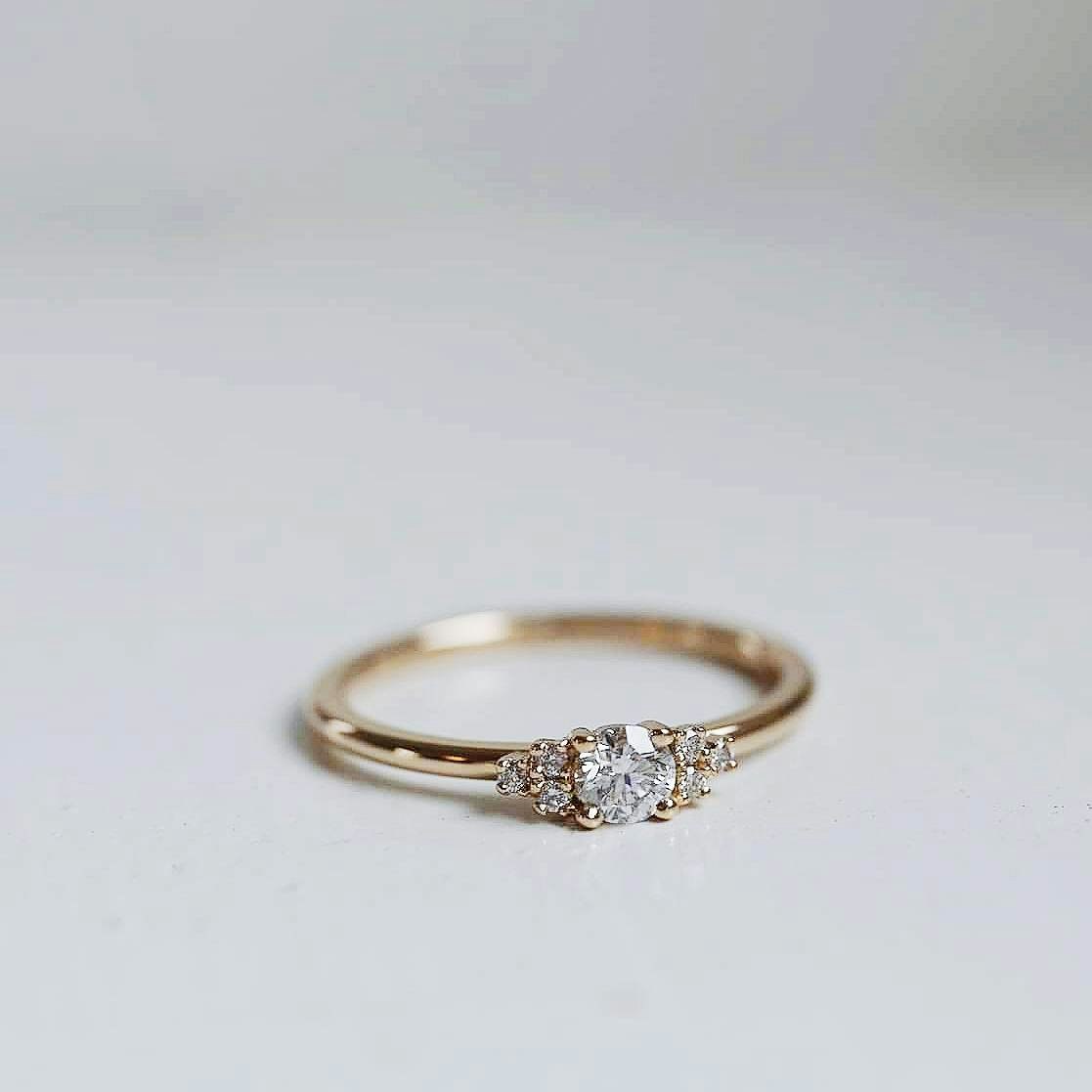 Juliet" ring med en 0.25ct & sex 0.01ct diamanter. - Malin Ivarsson Jewelry