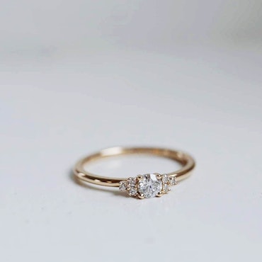 "Juliet" ring med en 0.25ct & sex 0.01ct diamanter.