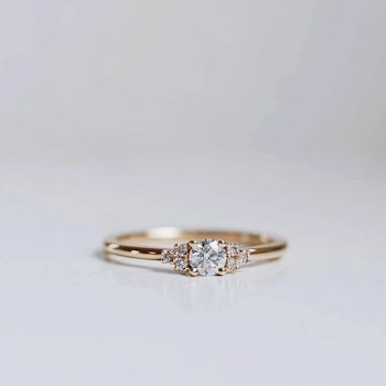 "Juliet" ring with a 0.25ct & six 0.01ct diamonds.