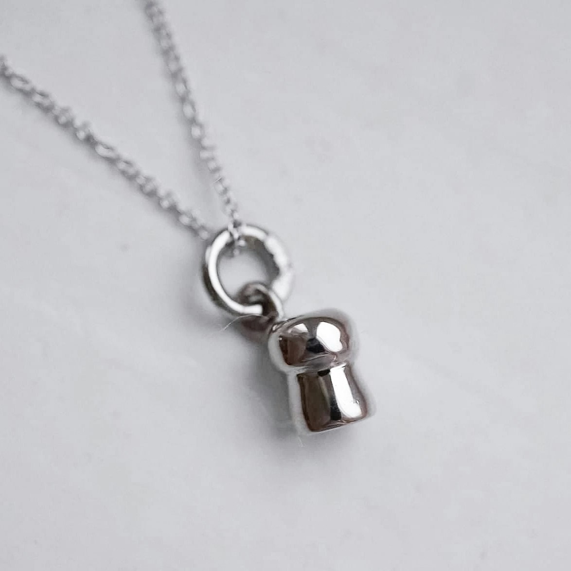 "Champagne" pendant in white gold