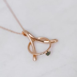 "Wishbone" ring holding pendant in gold
