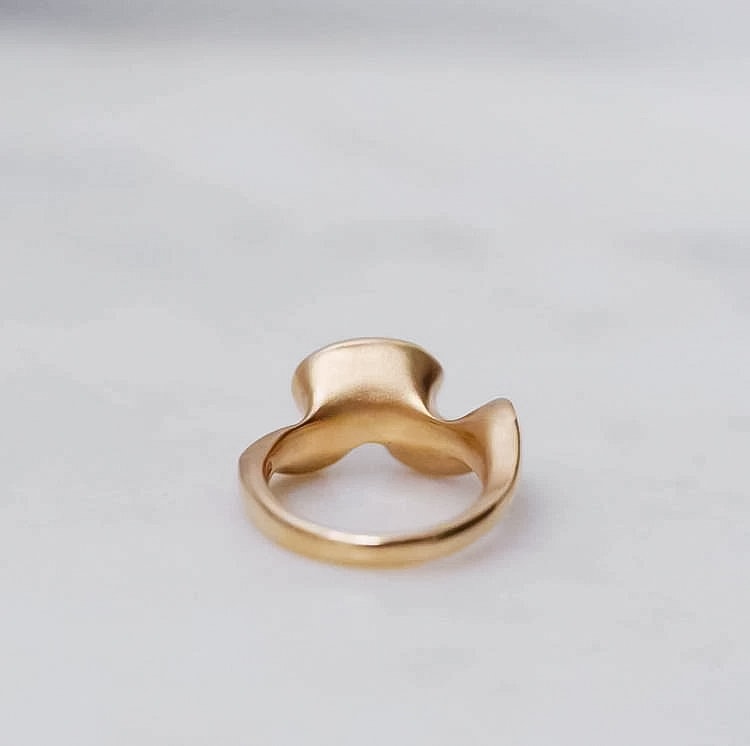 "Flow" ring in gold