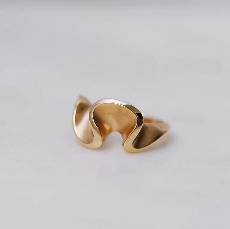 "Flow" ring in gold