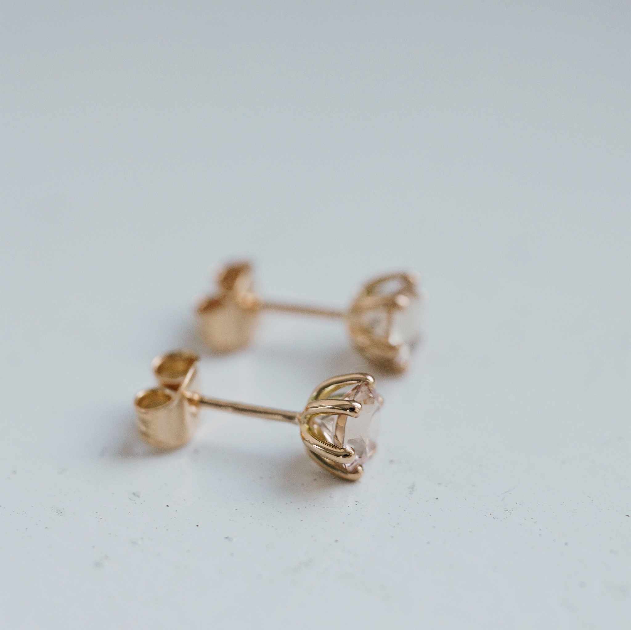 "Cordelia" Earrings in gold with champagne morganites