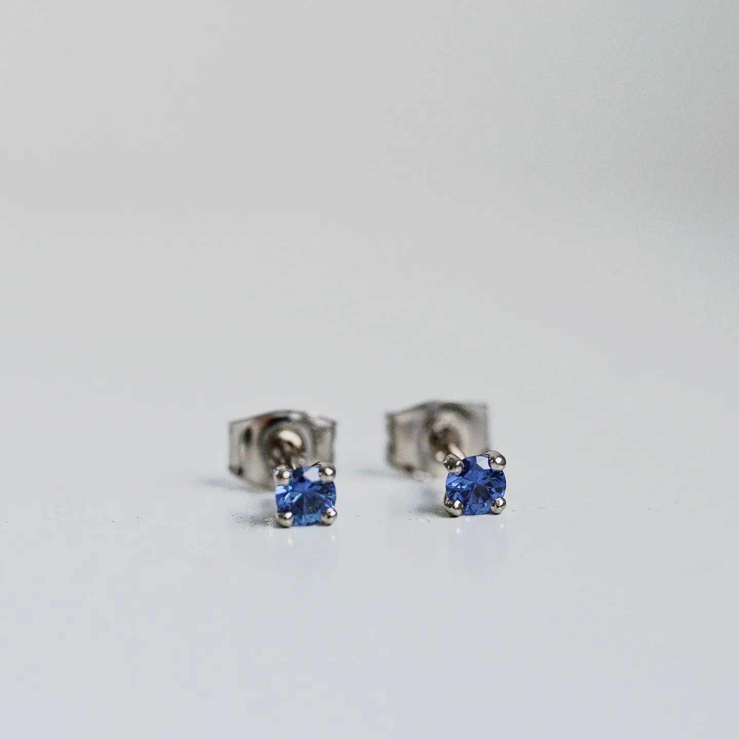 "Stellar" earstuds in white gold with blue sapphires