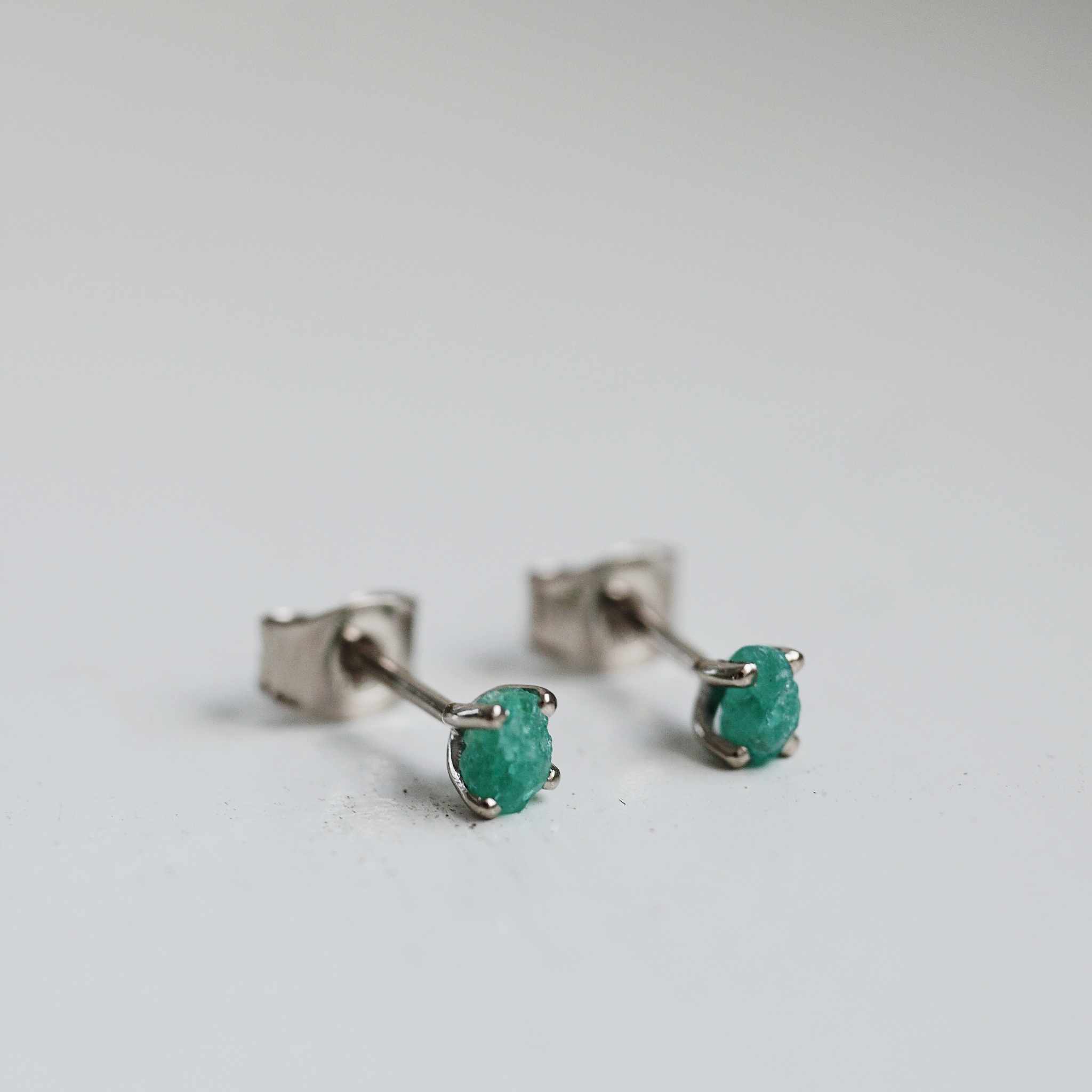 "Raw" earrings in white gold with raw emeralds