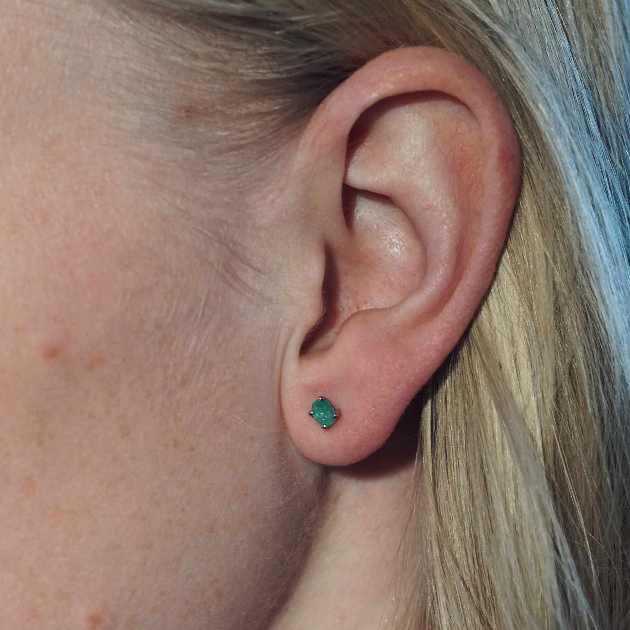 "Raw" earrings in white gold with raw emeralds