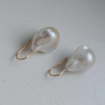 "Pearl drop" örhängen i guld med barocka sötvattenspärlor