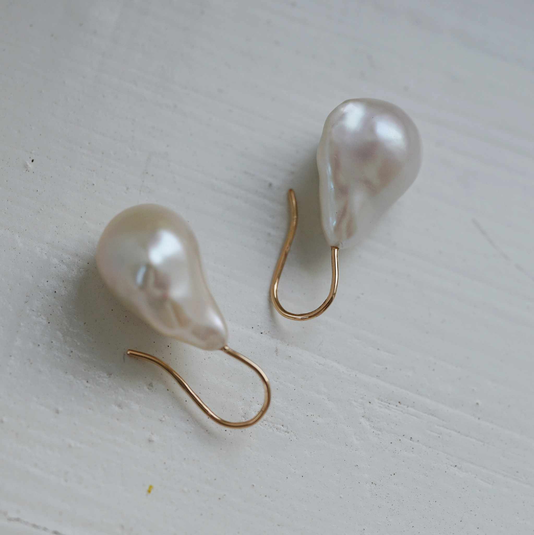 "Pearl drop" earrings in gold with baroque freshwater pearls