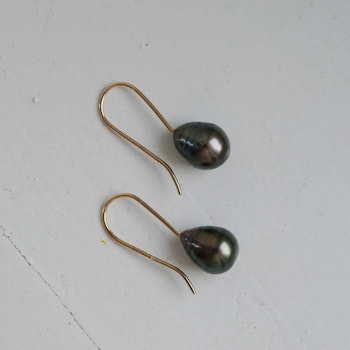 "Long pearl drop" örhängen i guld med tahitipärlor