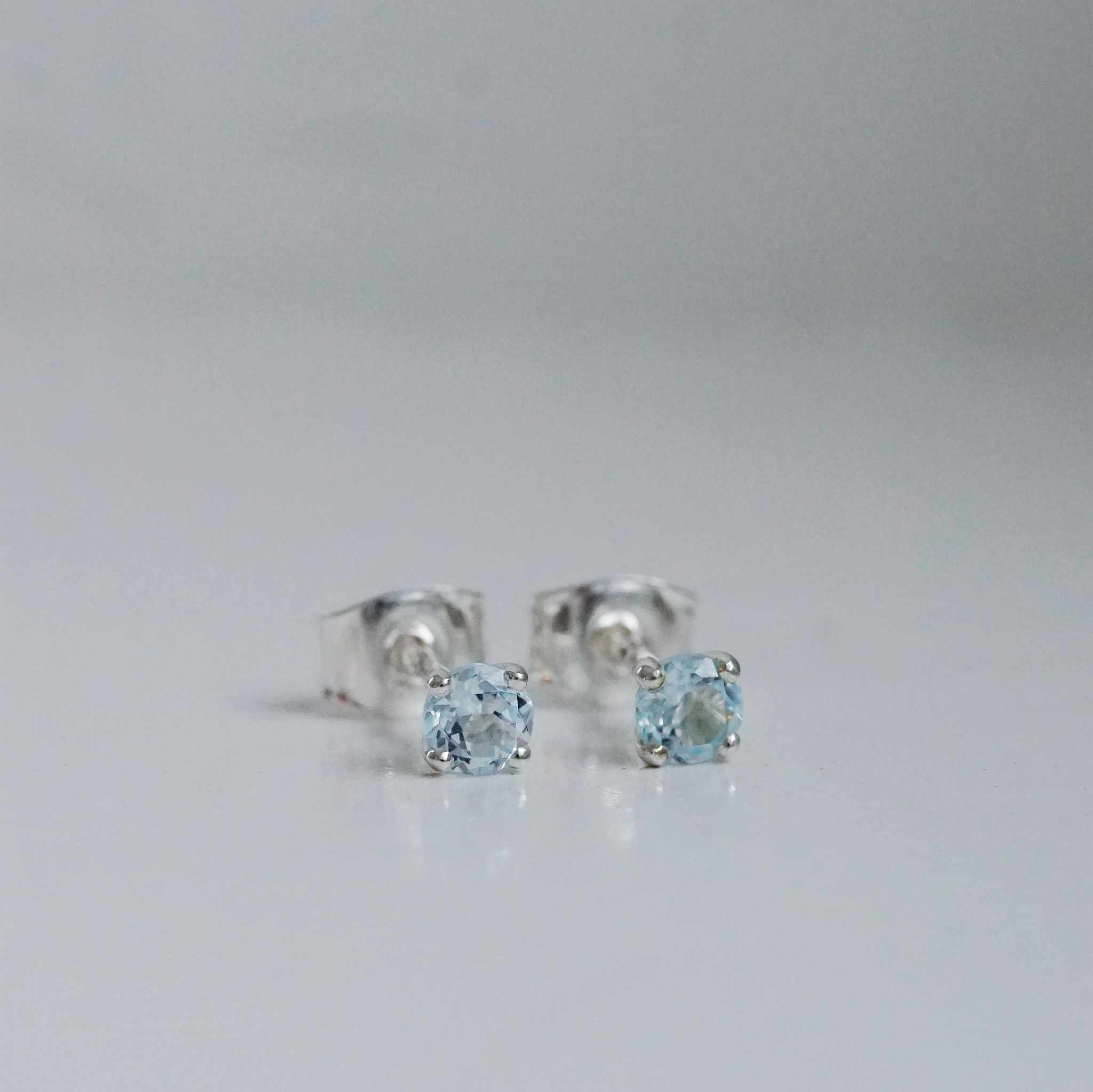 "Stellar" earstuds in silver with blue topaz