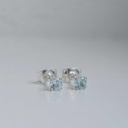 "Stellar" earstuds in silver with blue topaz