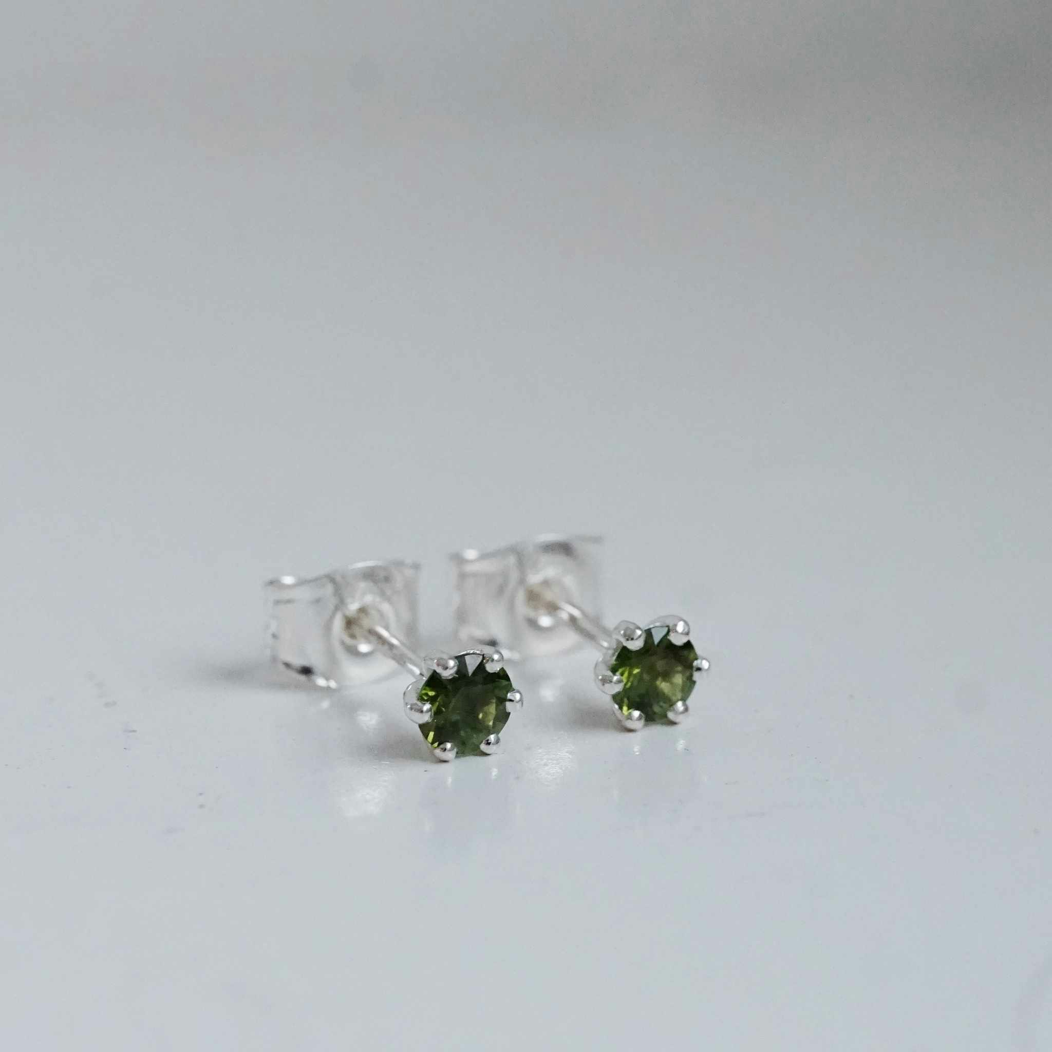 "Cordelia" earstuds in silver with green tourmaline