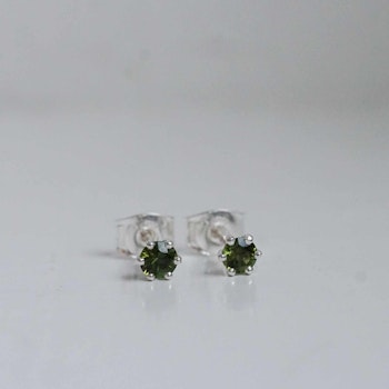 "Cordelia" earstuds in silver with green tourmaline