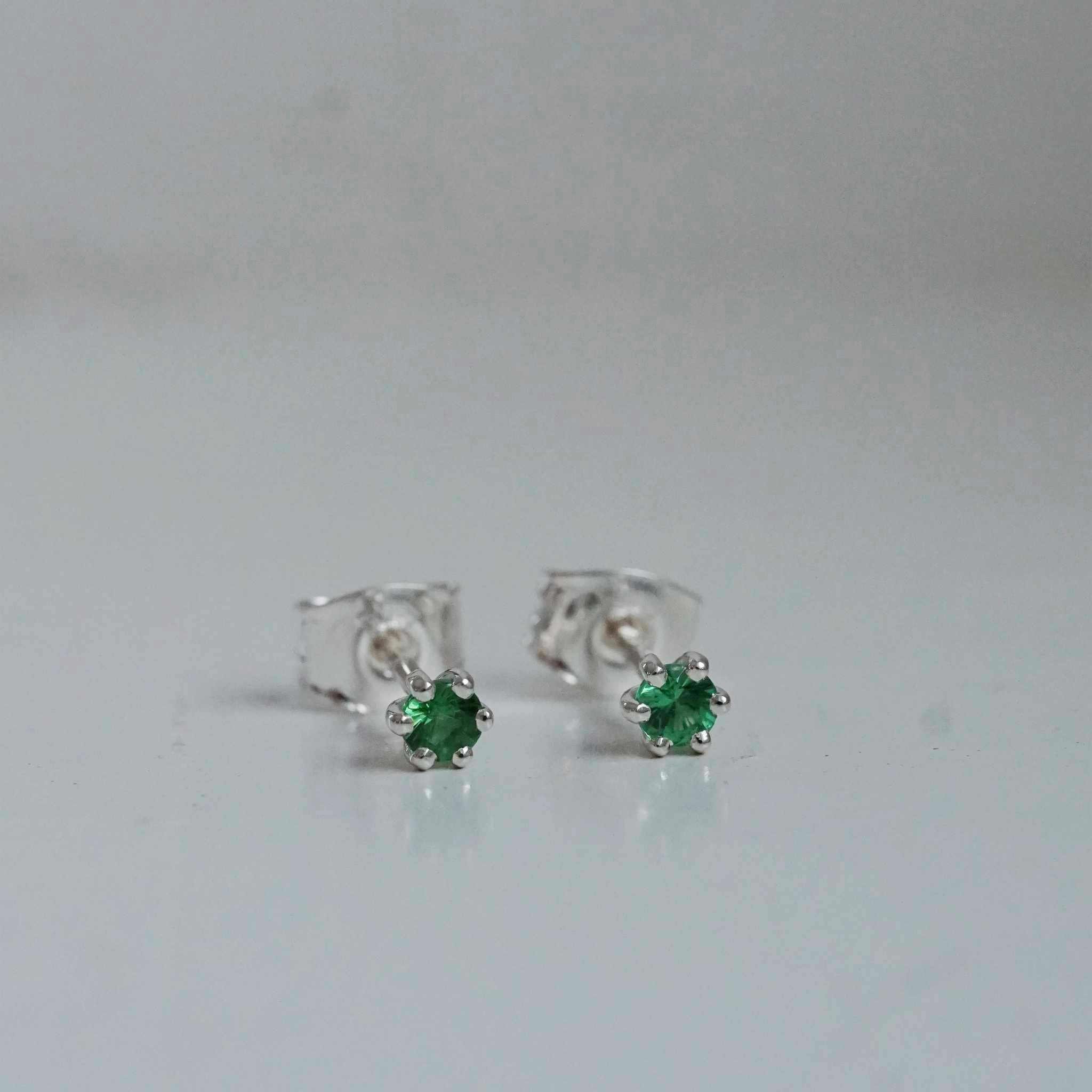 "Cordelia" earstuds in silver with tsavorite