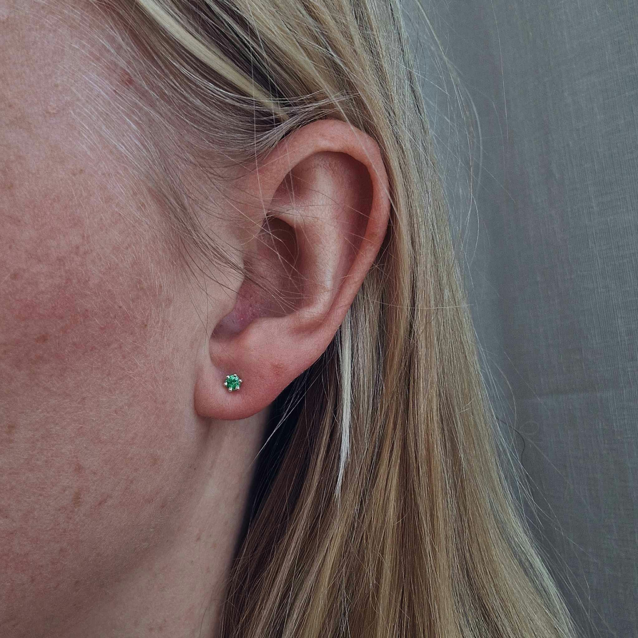 "Cordelia" earstuds in silver with tsavorite