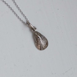 "Blue mussel" pendant in white gold