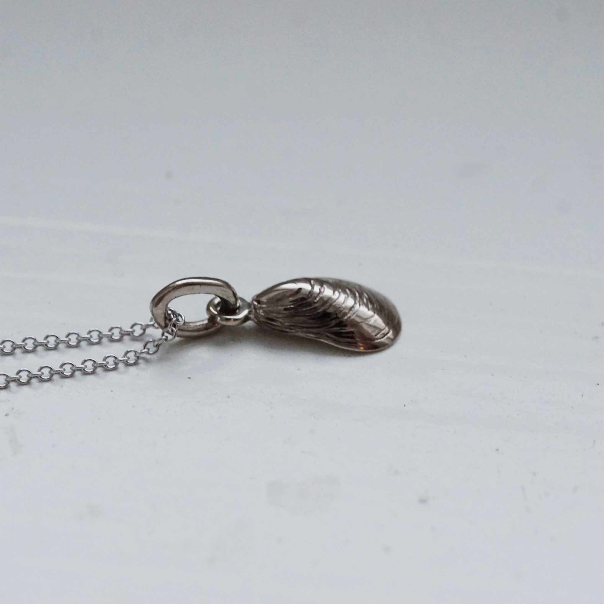 "Blue mussel" pendant in white gold