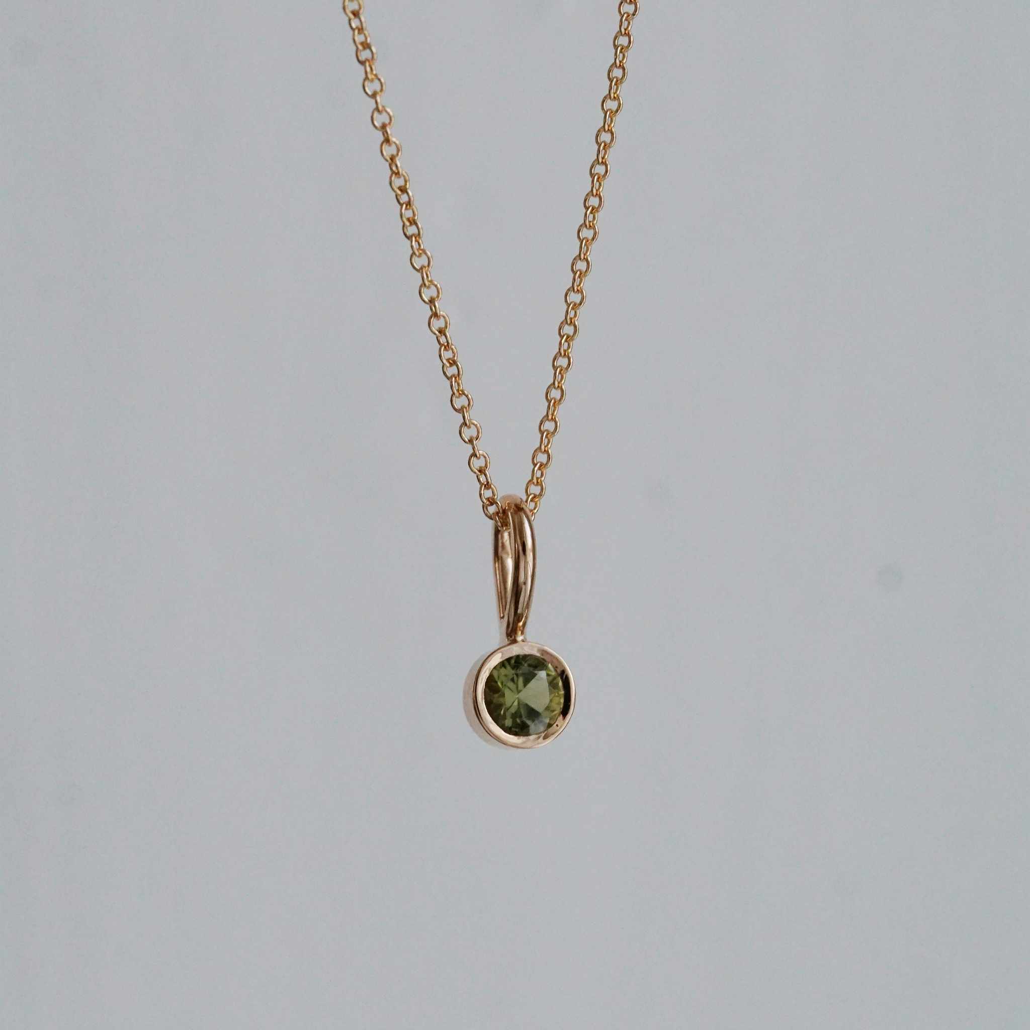 "Malmberget" pendant in gold with an apatite from Gällivare