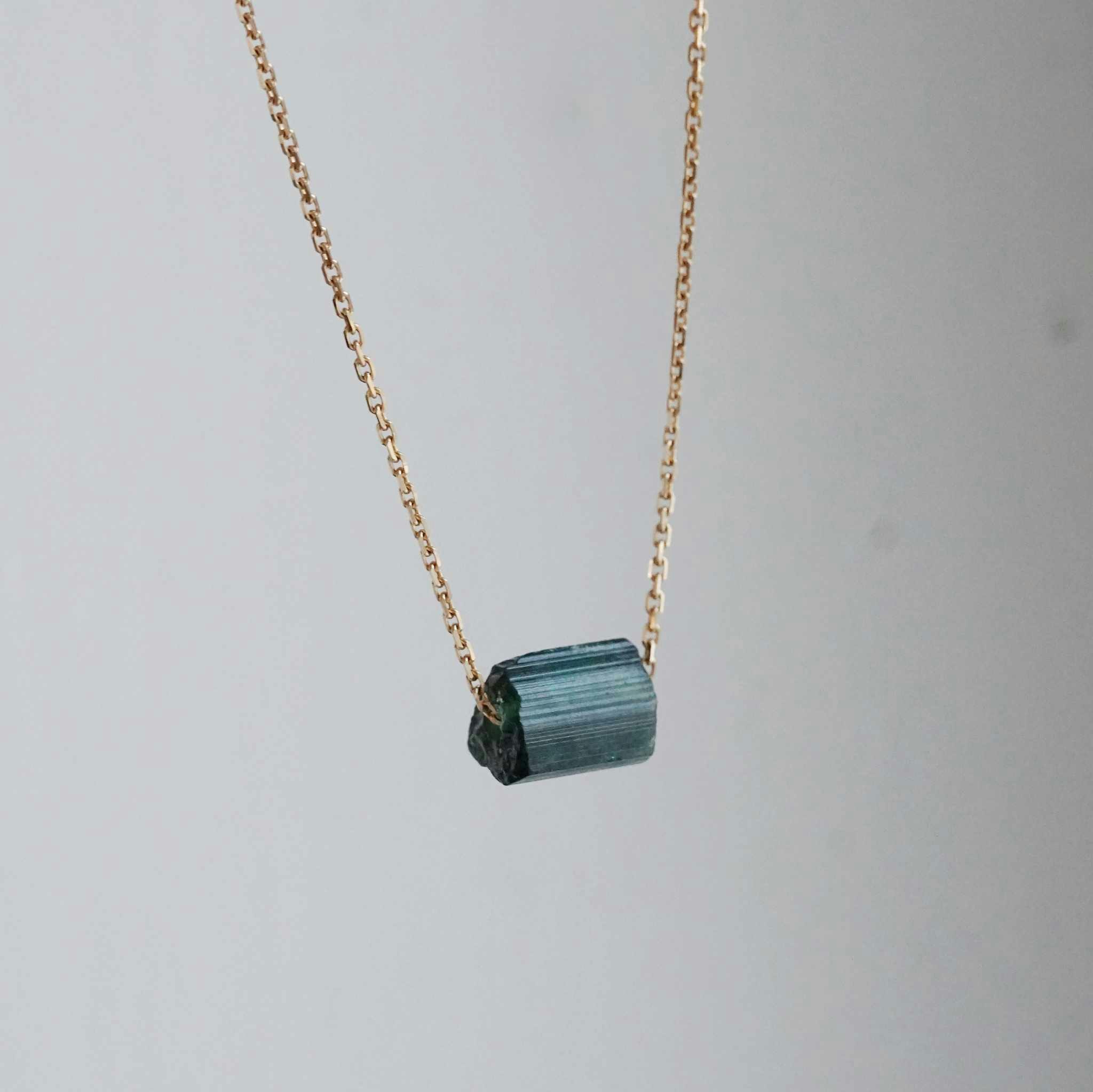 "Raw" necklace in gold with a tourmaline crystal