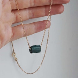 "Raw" necklace in gold with a tourmaline crystal