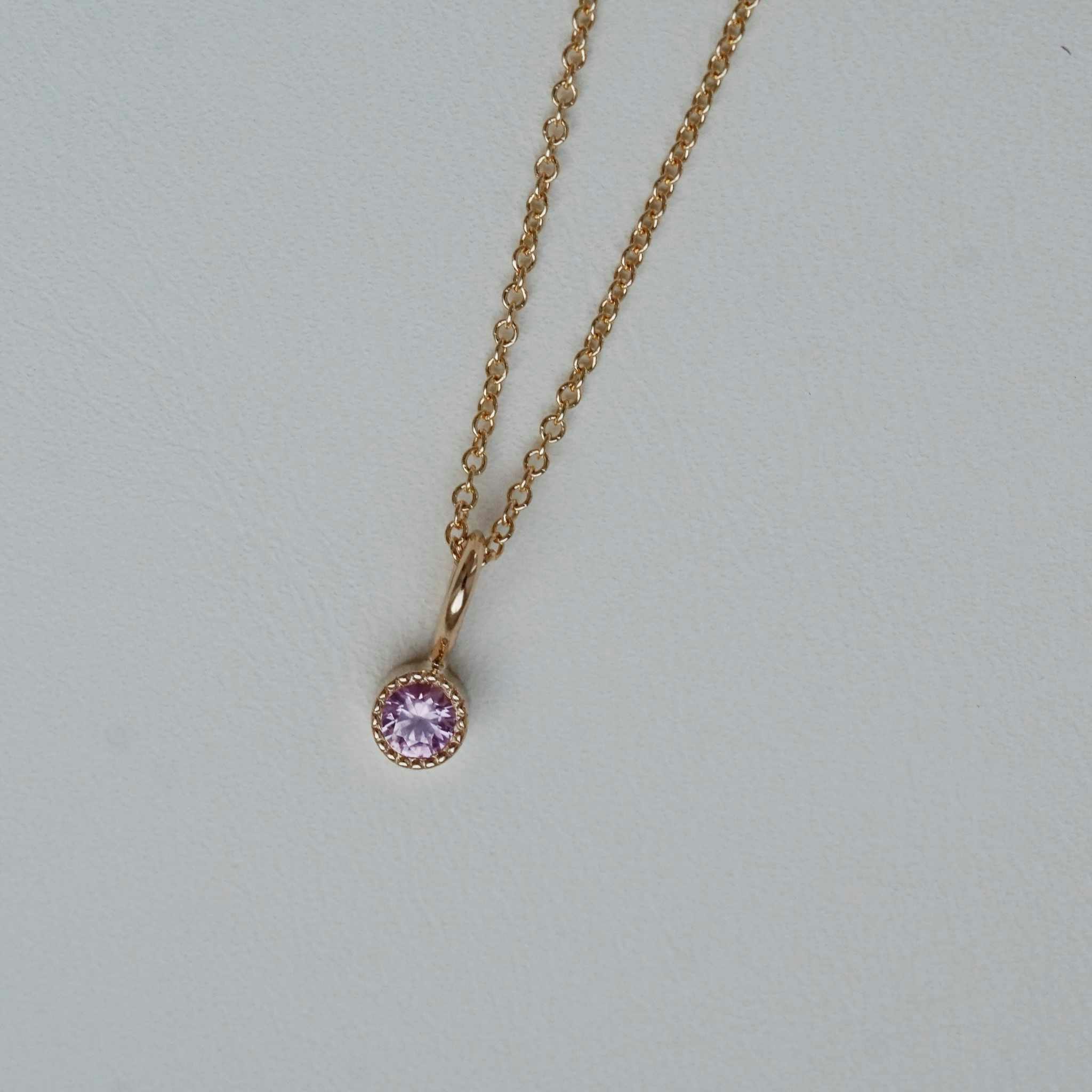 "Twinkle" pendant in gold with a pink sapphire