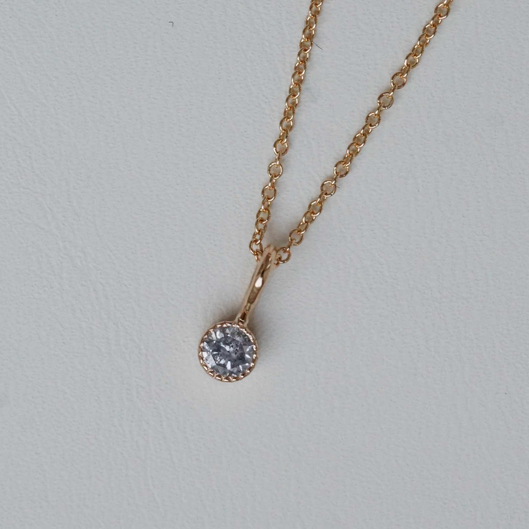 "Twinkle" pendant in gold with grey diamond
