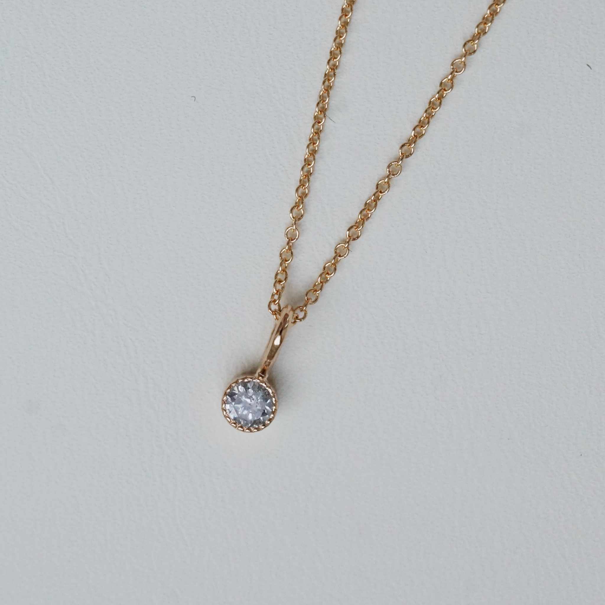 "Twinkle" pendant in gold with grey diamond