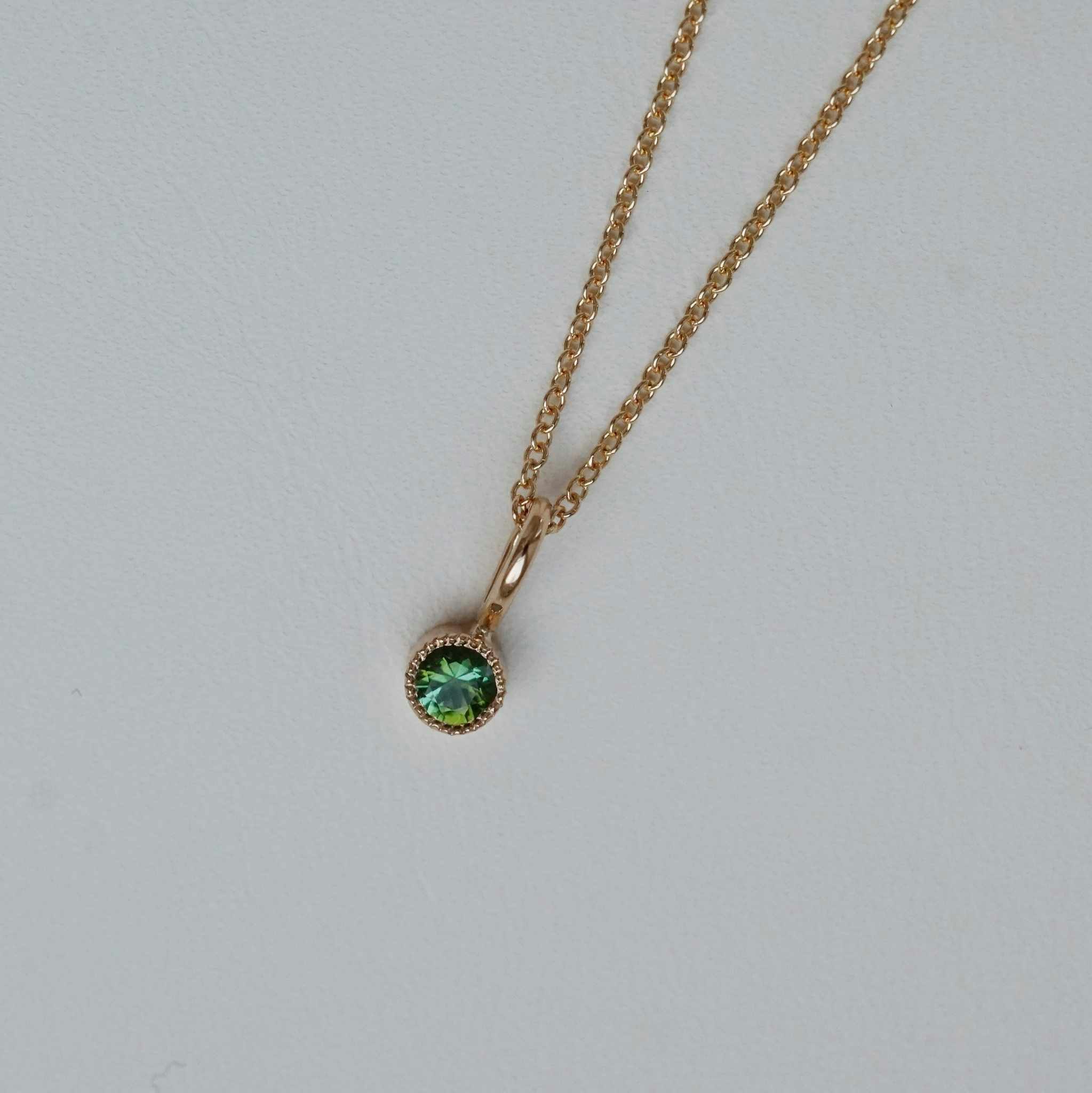 "Twinkle" pendant in gold with a green tourmaline