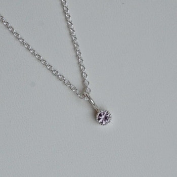 "Twinkle" pendant in silver med en ljusrosa safir