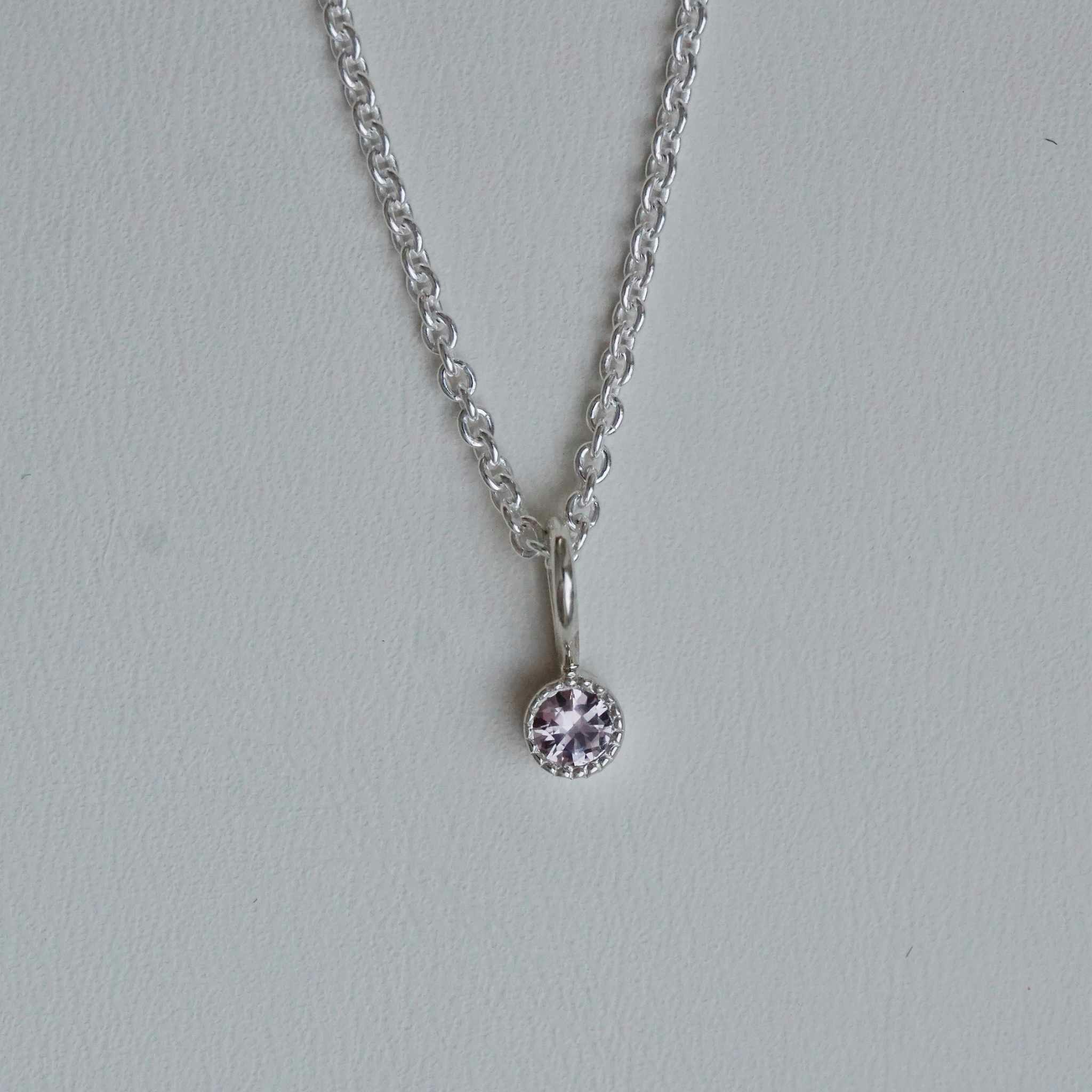 "Twinkle" pendant in silver med en ljusrosa safir