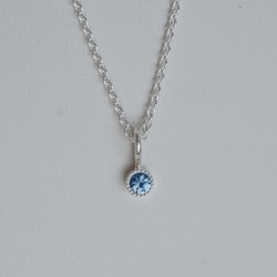 "Twinkle" pendant in silver with a blue sapphire