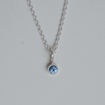 "Twinkle" pendant in silver with a blue sapphire