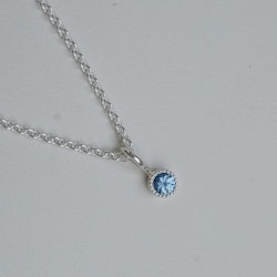 "Twinkle" pendant in silver with a blue sapphire