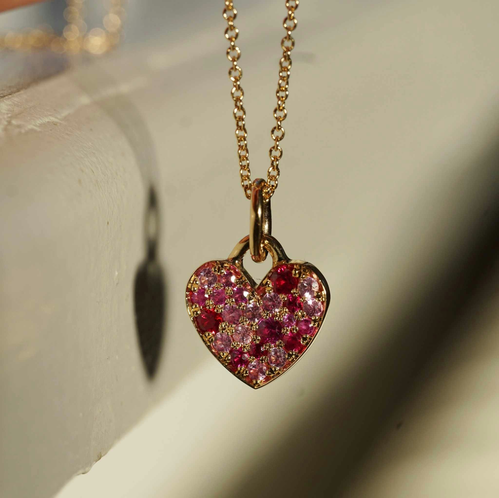 "Pavé sparkle Heart" hänge i 18K guld med rubiner & rosa safirer