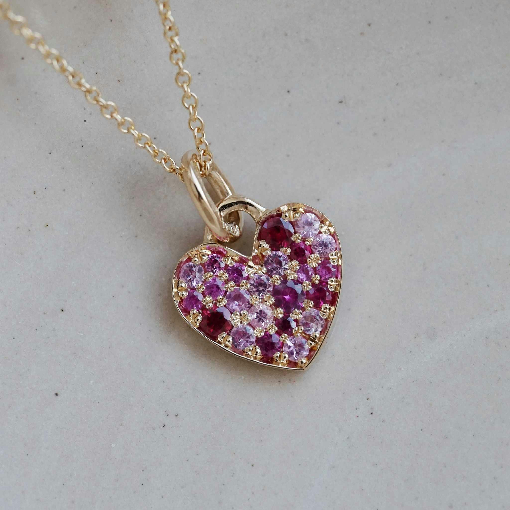 "Pavé sparkle Heart" hänge i 18K guld med rubiner & rosa safirer