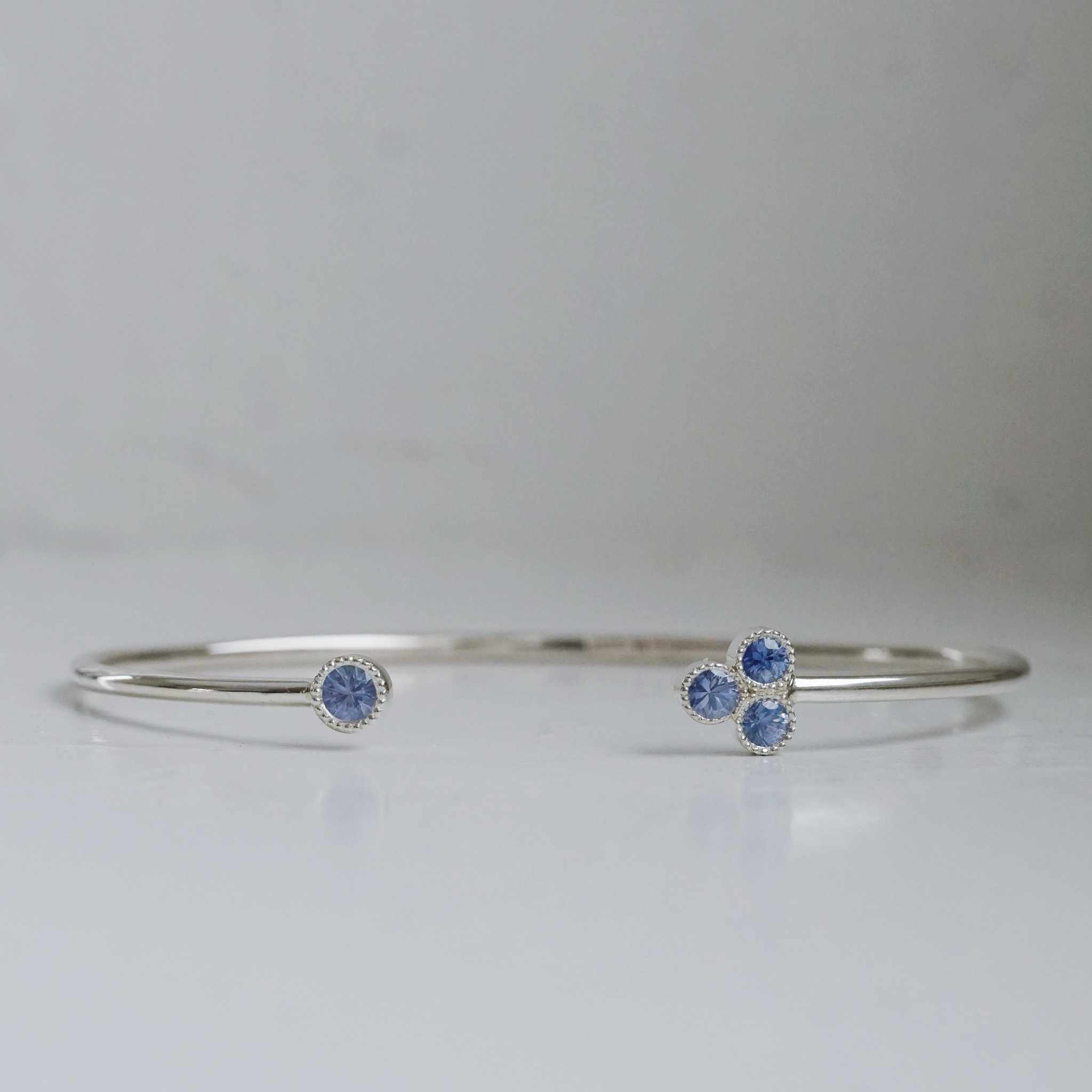 "Twinkle" stelt armband i silver med ljusblåa safirer