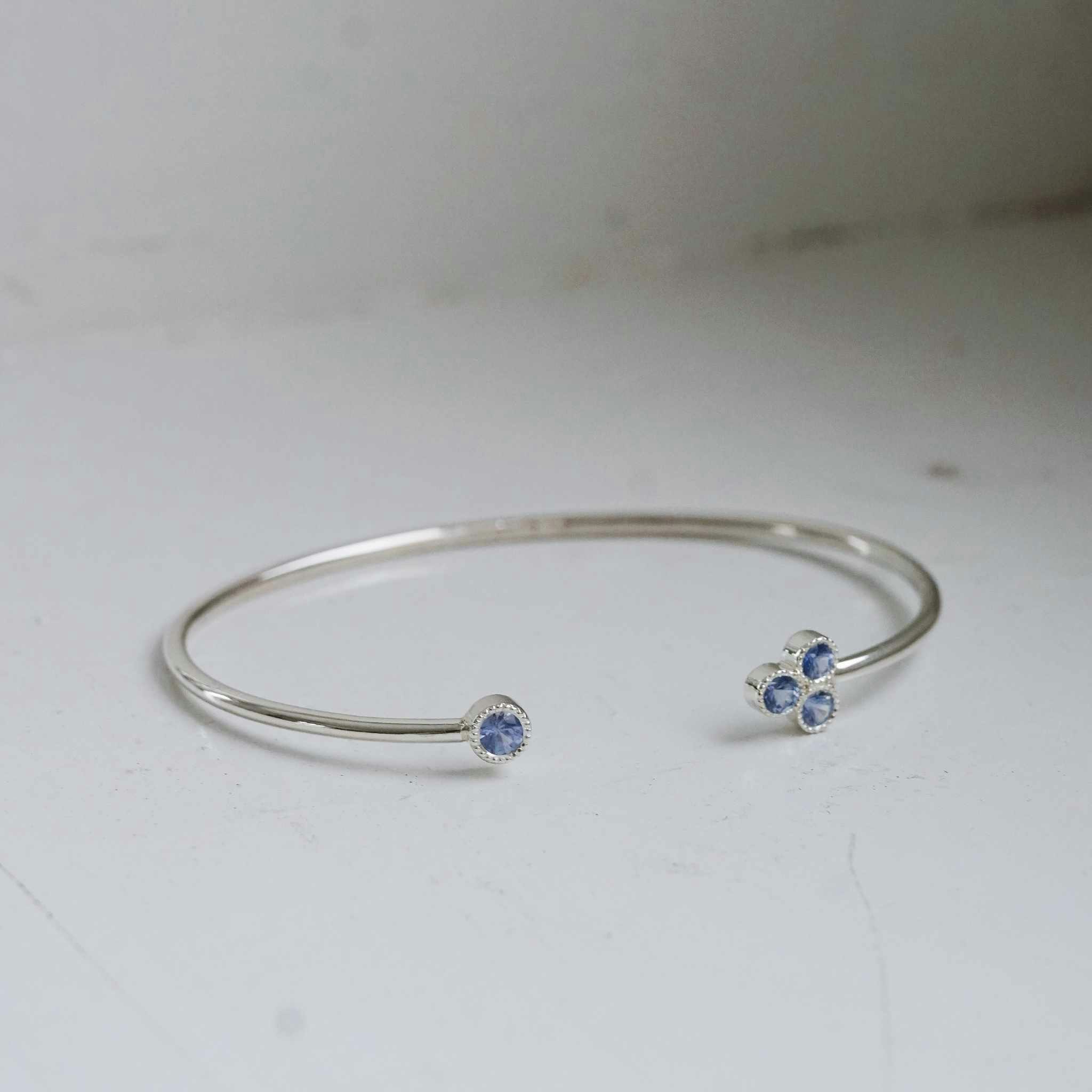 "Twinkle" stelt armband i silver med ljusblåa safirer