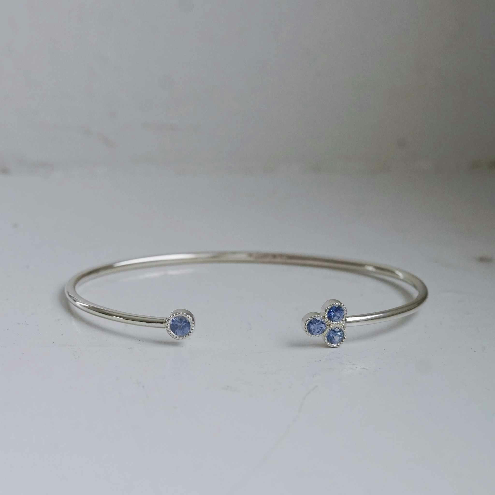 "Twinkle" bangle in silver with light blue sapphires