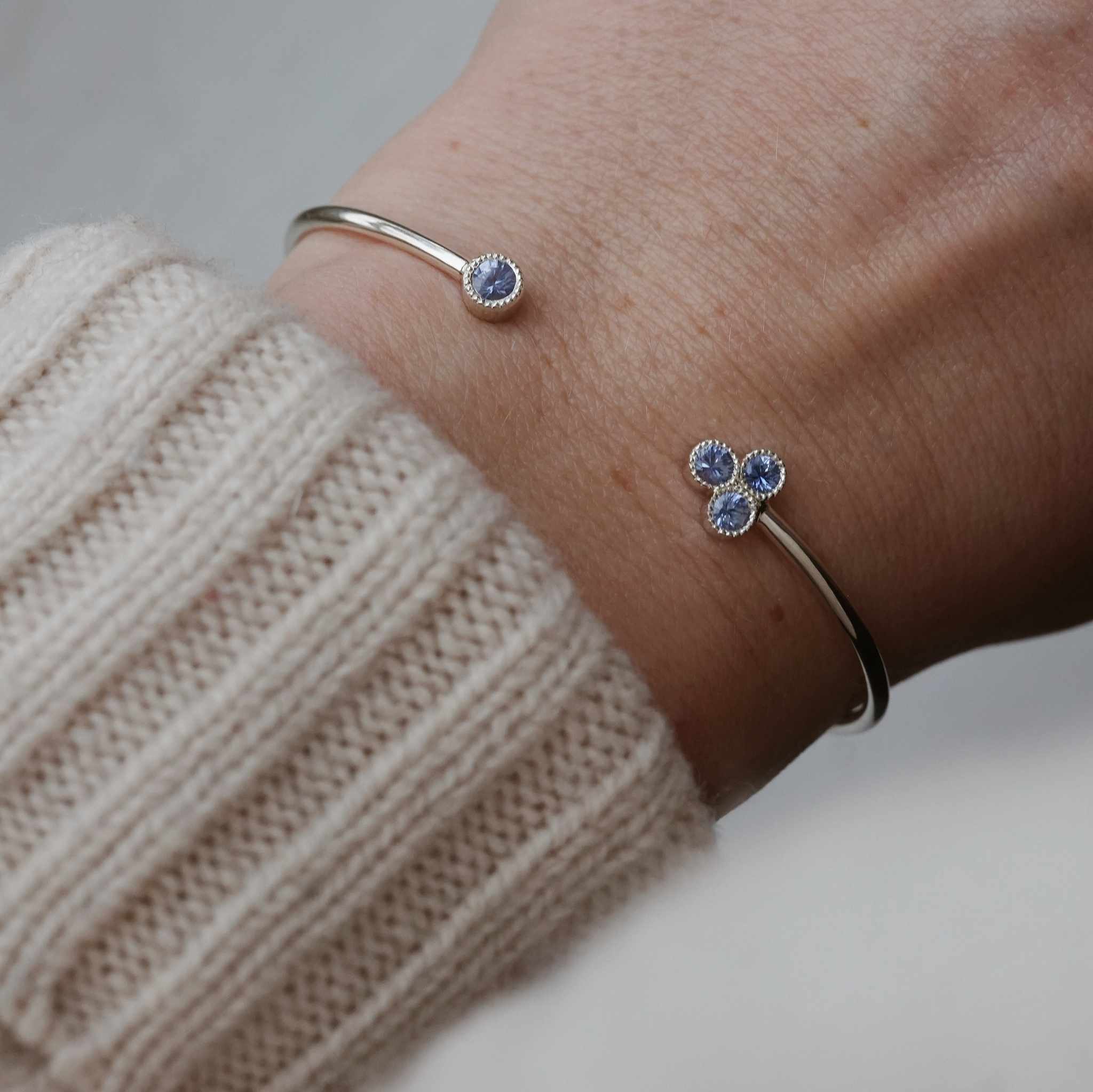 "Twinkle" bangle in silver with light blue sapphires