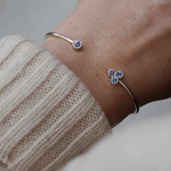 "Twinkle" bangle in silver with light blue sapphires