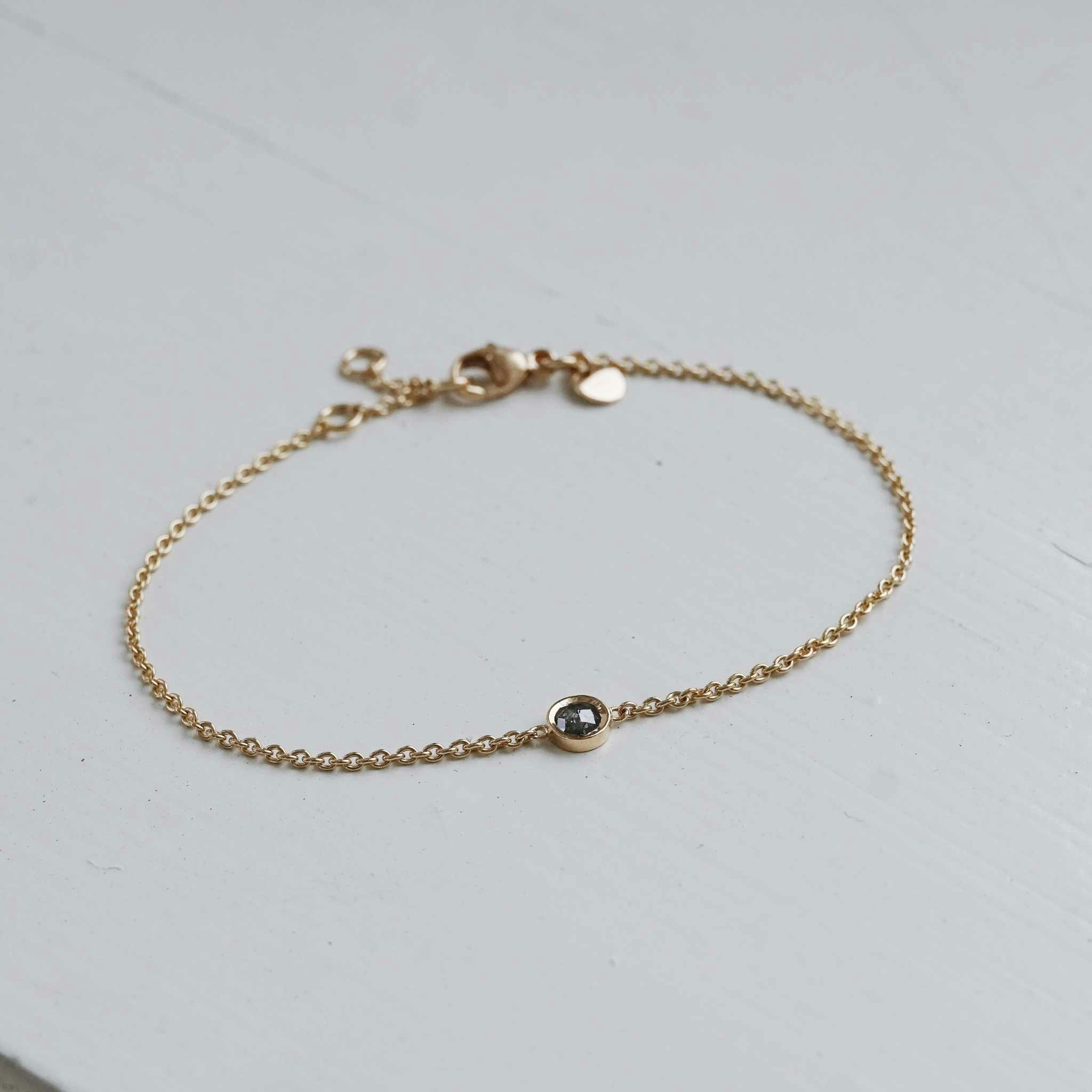 "Celestial" bracelet i gold with a salt n´pepper diamond