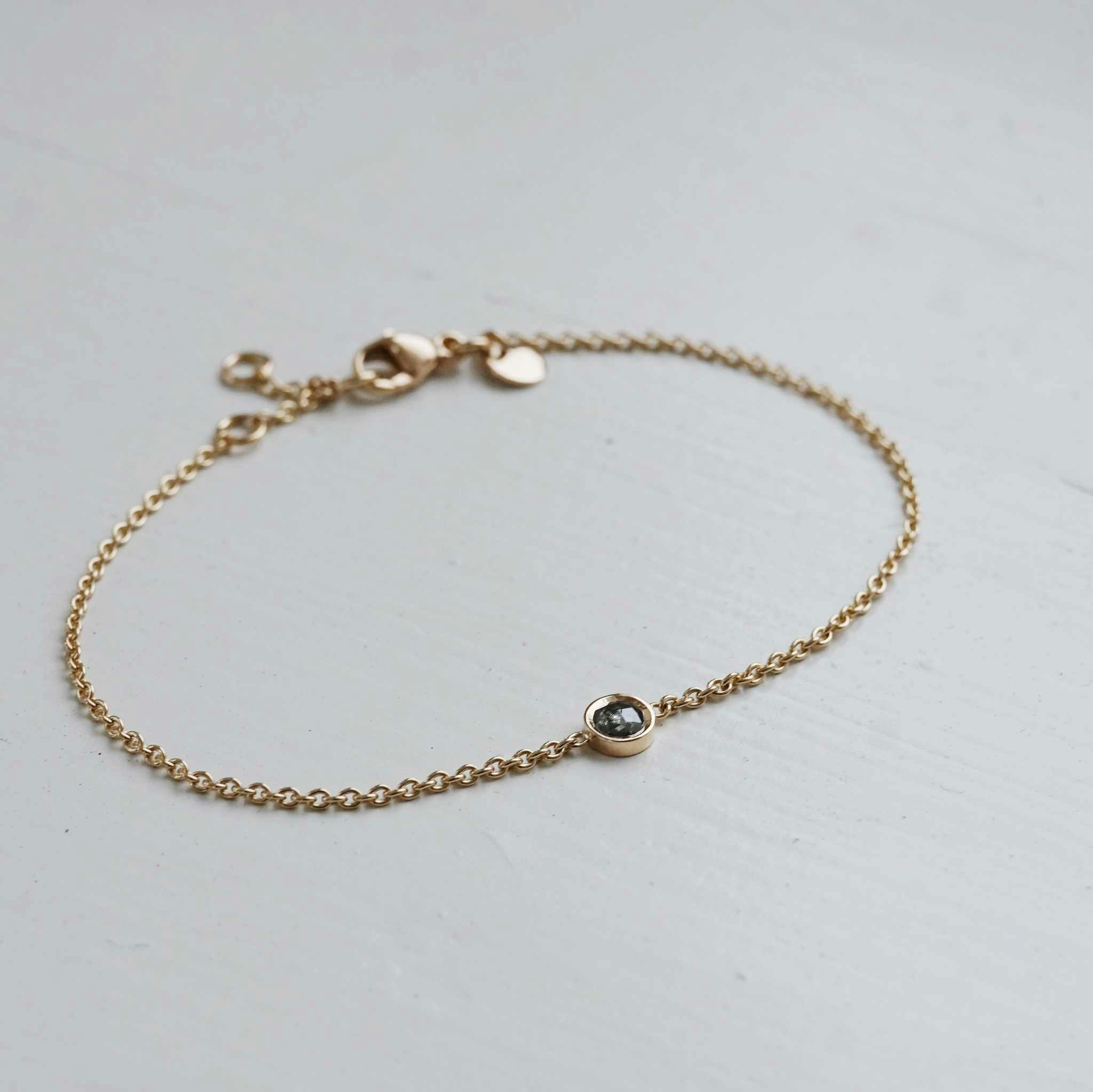 "Celestial" bracelet i gold with a salt n´pepper diamond