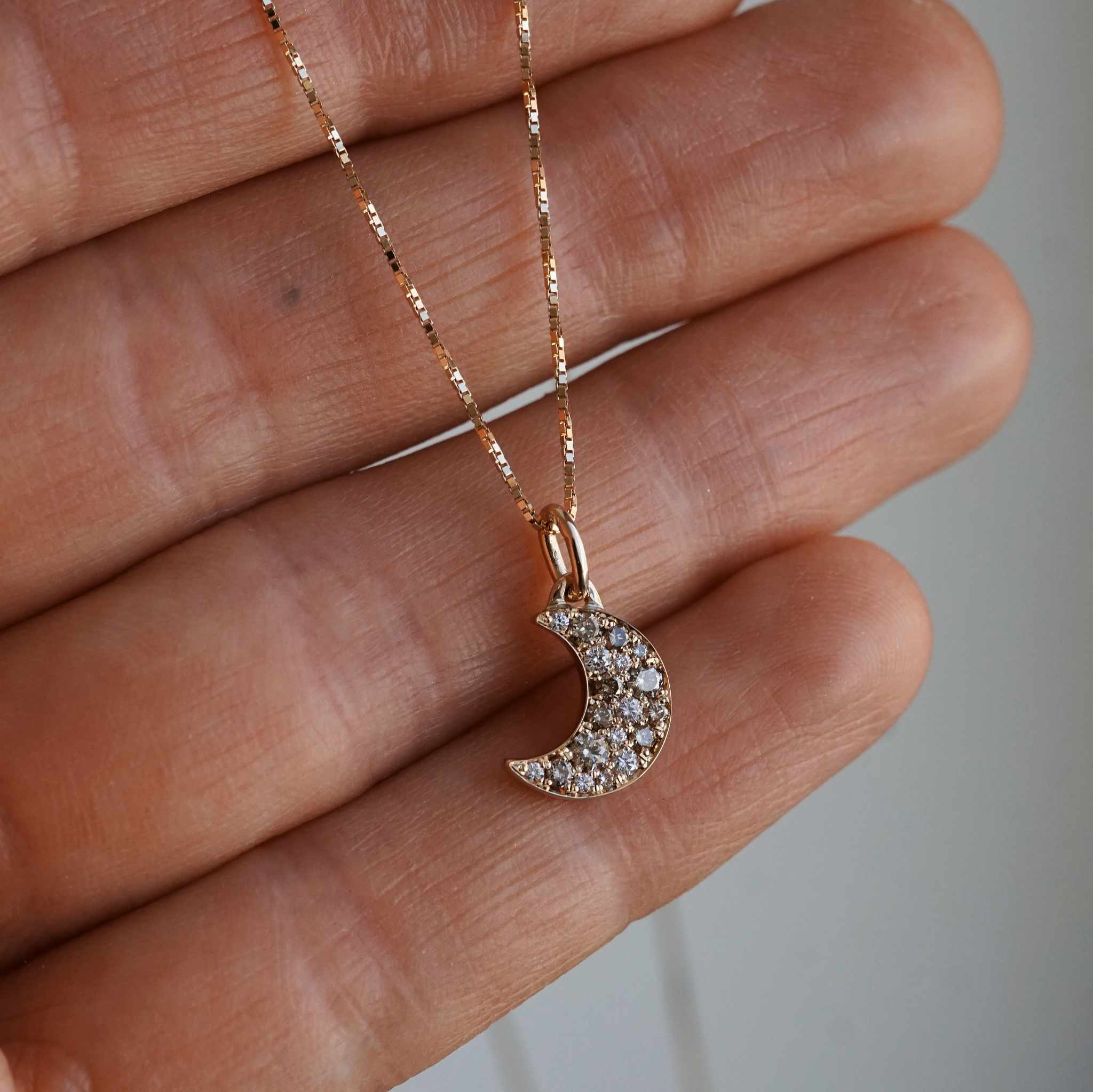 "Pavé sparkle Moon" pendant in 18K gold with mixed diamonds