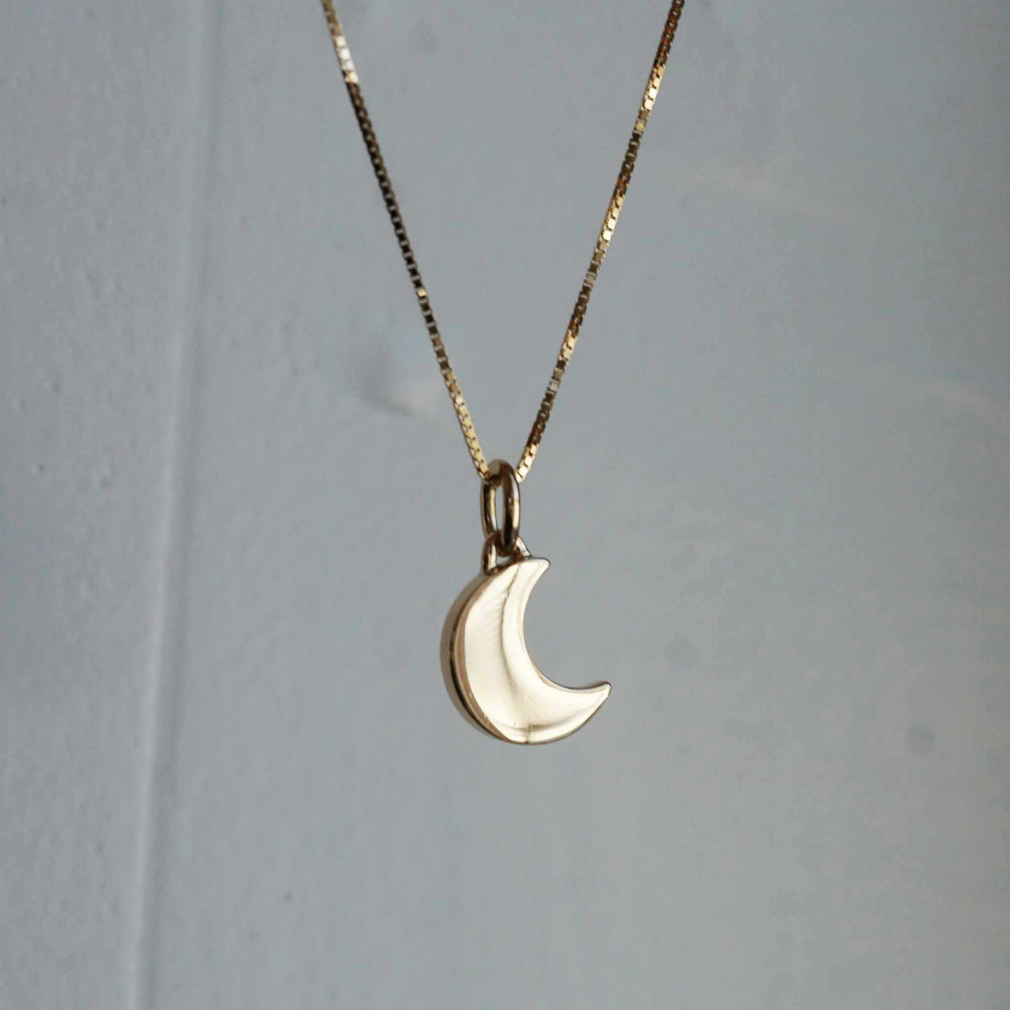 "Pavé sparkle Moon" pendant in 18K gold with mixed diamonds