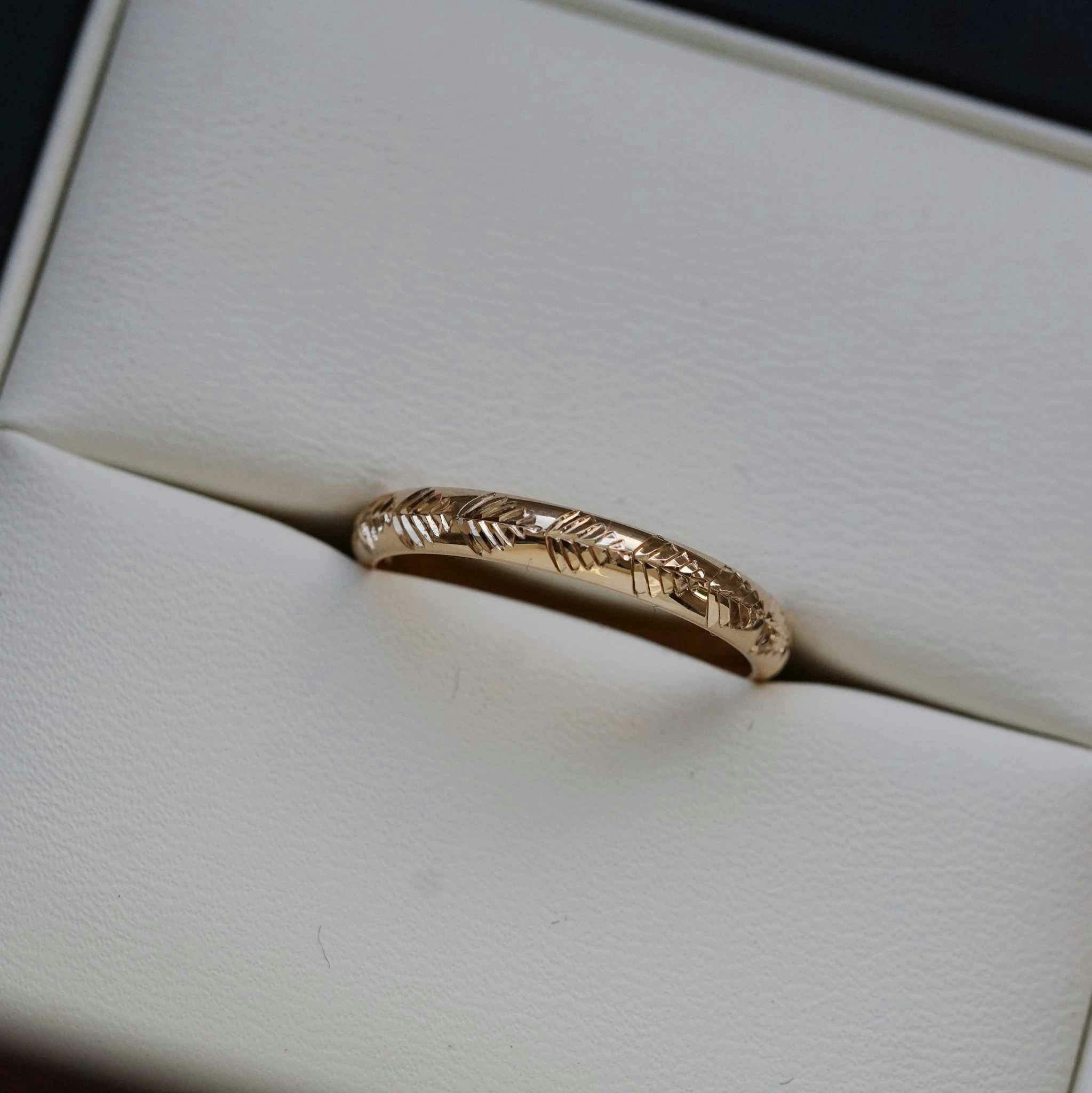 "Björk" 3mm hand engraved gold ring
