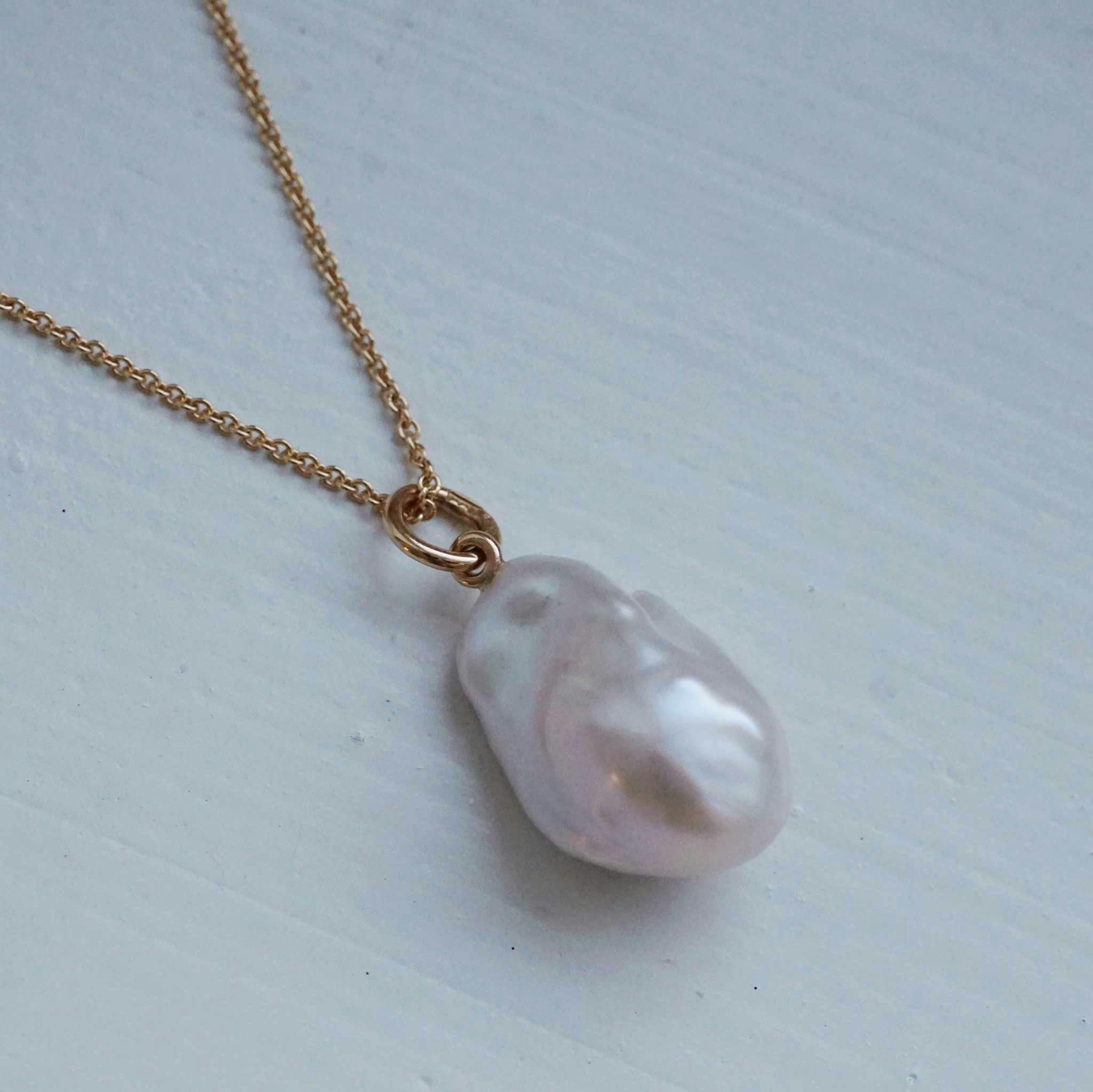 Pendant in gold with a baroque freshwater pearl
