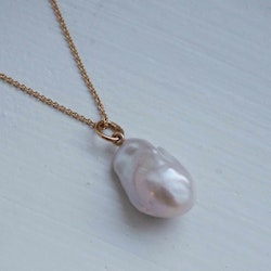 Pendant in gold with a baroque freshwater pearl